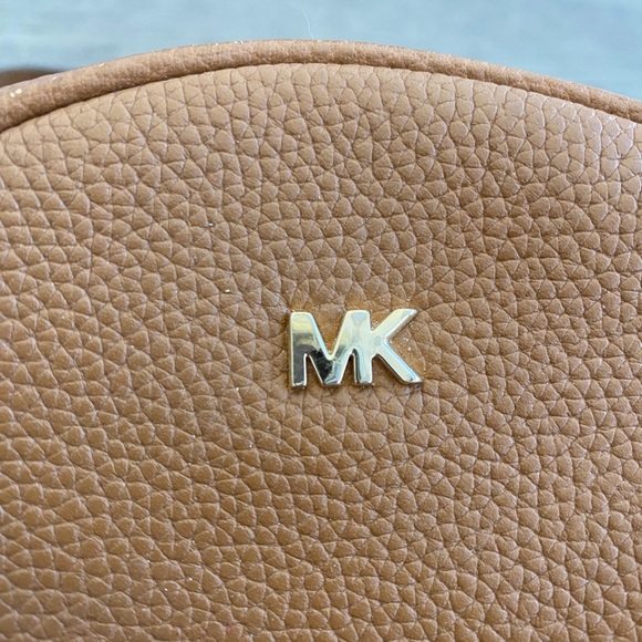 Michael Kors Brown canteen Circle Crossbody Bag - Picture 3 of 10